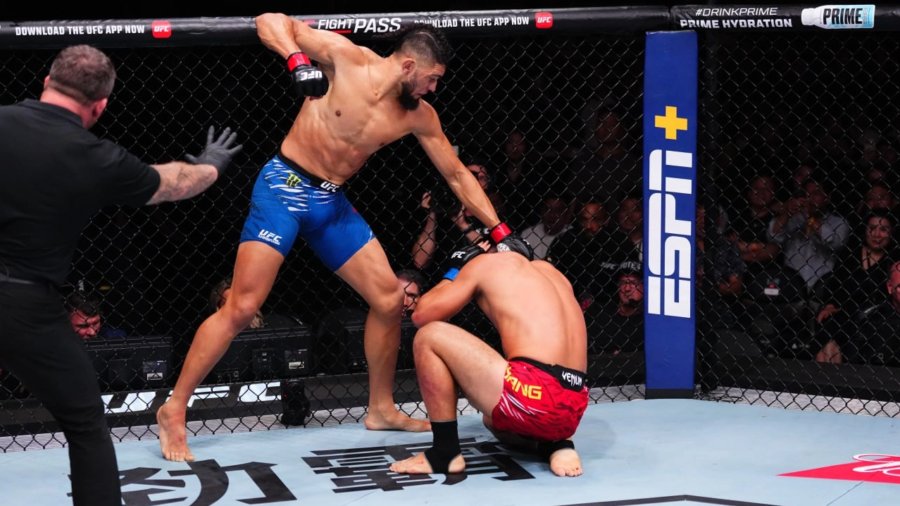 Джонни Уокер вырубил китайского проспекта Жанга Мингианга на UFC в Шанхае