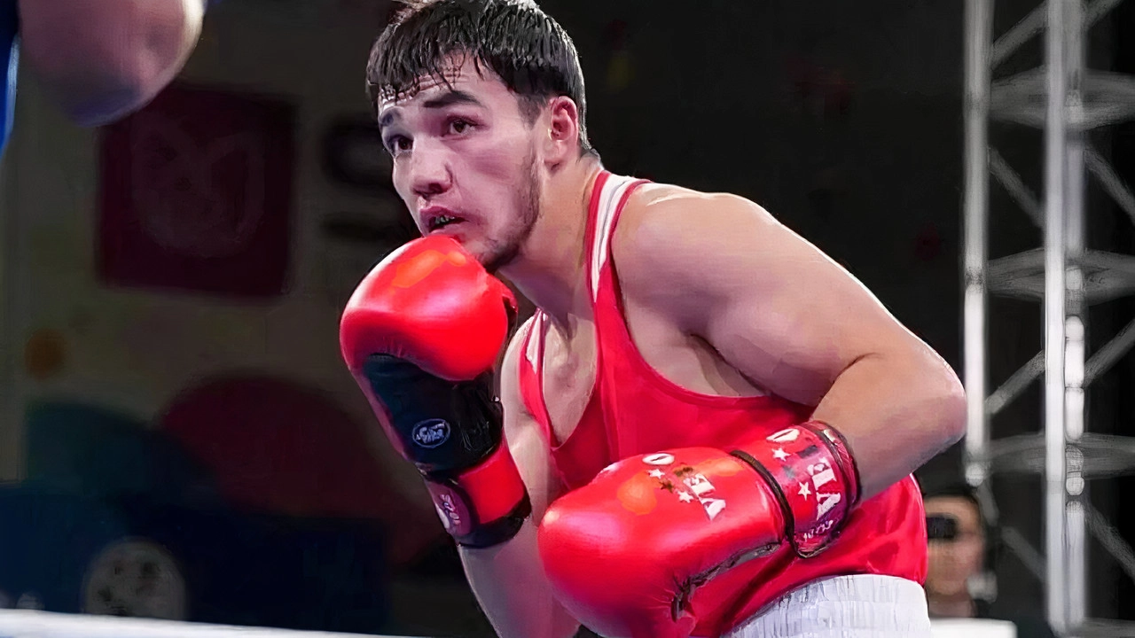 Бейбарыс Жексен стартовал с победы на чемпионате мира по боксу