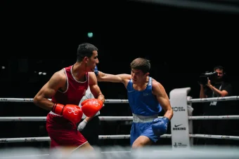 Трусики мен көкірекшедегі жетілген әйелдер Қарбыз секс видео