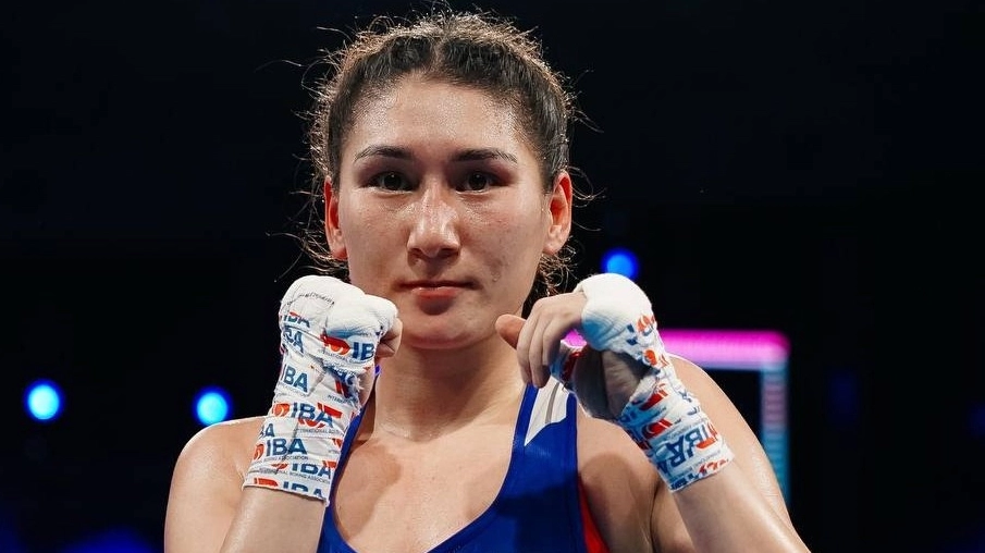Казахстанка победила олимпийскую чемпионку на ЧМ-2025 по боксу: видео боя
