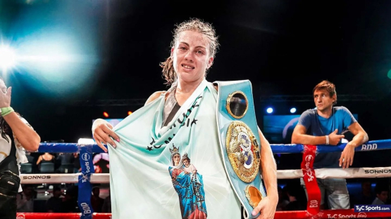 Бой за три чемпионских титула завершился в первом раунде после двух нокдаунов