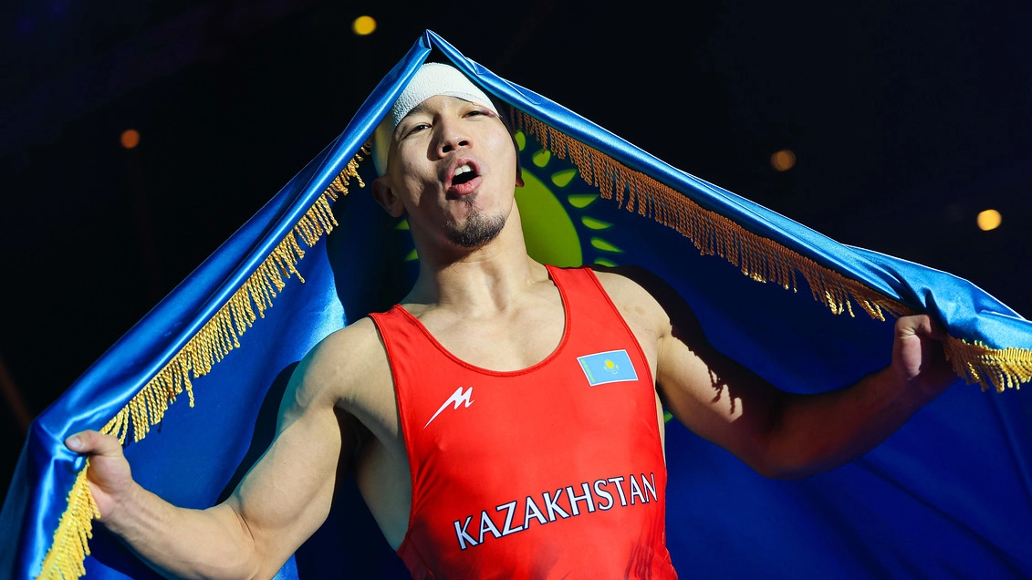 Как Казахстан встретил нового чемпиона мира по борьбе: кабриолет, военный оркестр и той для Айдоса Султангали