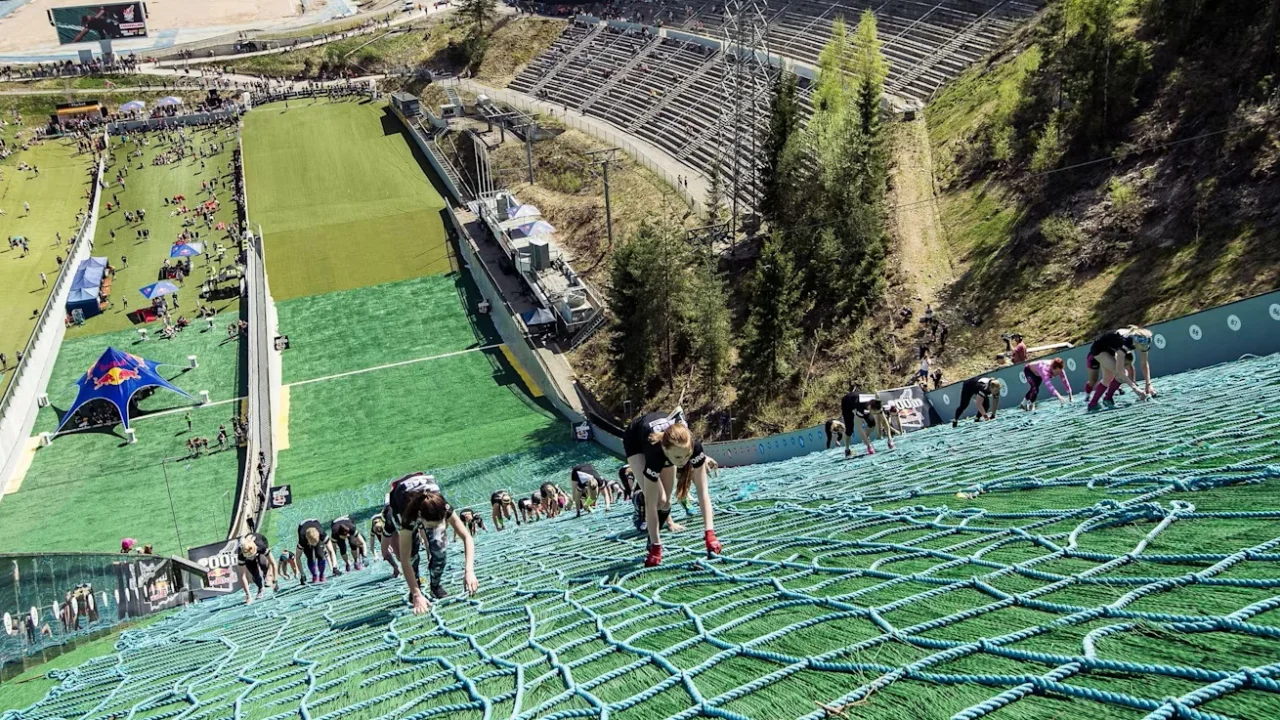 Кто готов пробежать 400 метров под наклоном вверх по лыжному трамплину - в Алматы пройдет крутая гонка! 