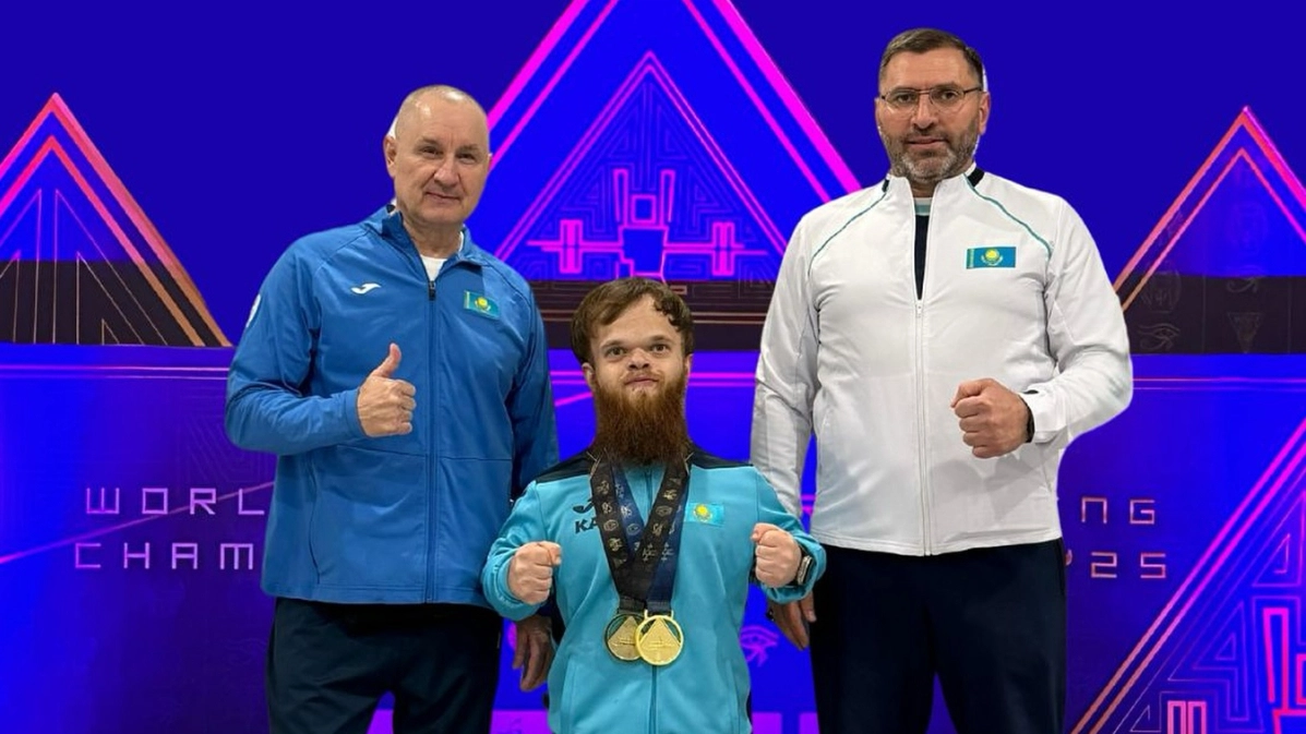 Казахстанец с рекордом стал трехкратным чемпионом мира по пауэрлифтингу