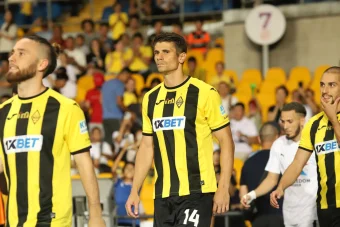 Жігіт адамдардың синасып жатқанын көреді.