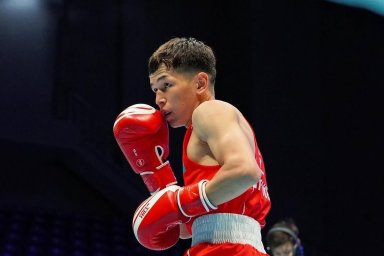 Нурсултан Алтынбек победил чемпиона мира и вышел в финал ЧРК по боксу