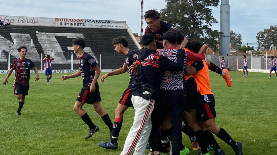 В Аргентине фанаты облили судью водой (ВИДЕО)