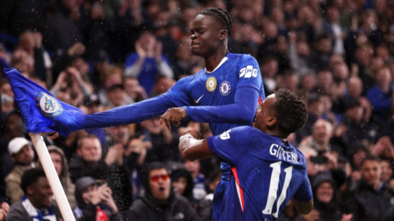 Видео: "Челси" разгромил "Аякс" 5:1 в матче с тремя пенальти и удалением