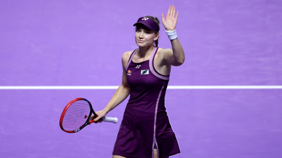 Рыбакина повесила Швентек "баранку" и выиграла второй матч на WTA Finals (ВИДЕО)