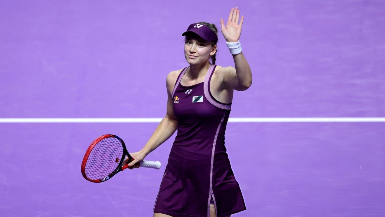 Рыбакина повесила Швентек "баранку" и выиграла второй матч на WTA Finals (ВИДЕО)