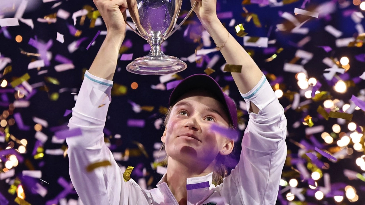 Рыбакина попала в топ-3 по призовым за год