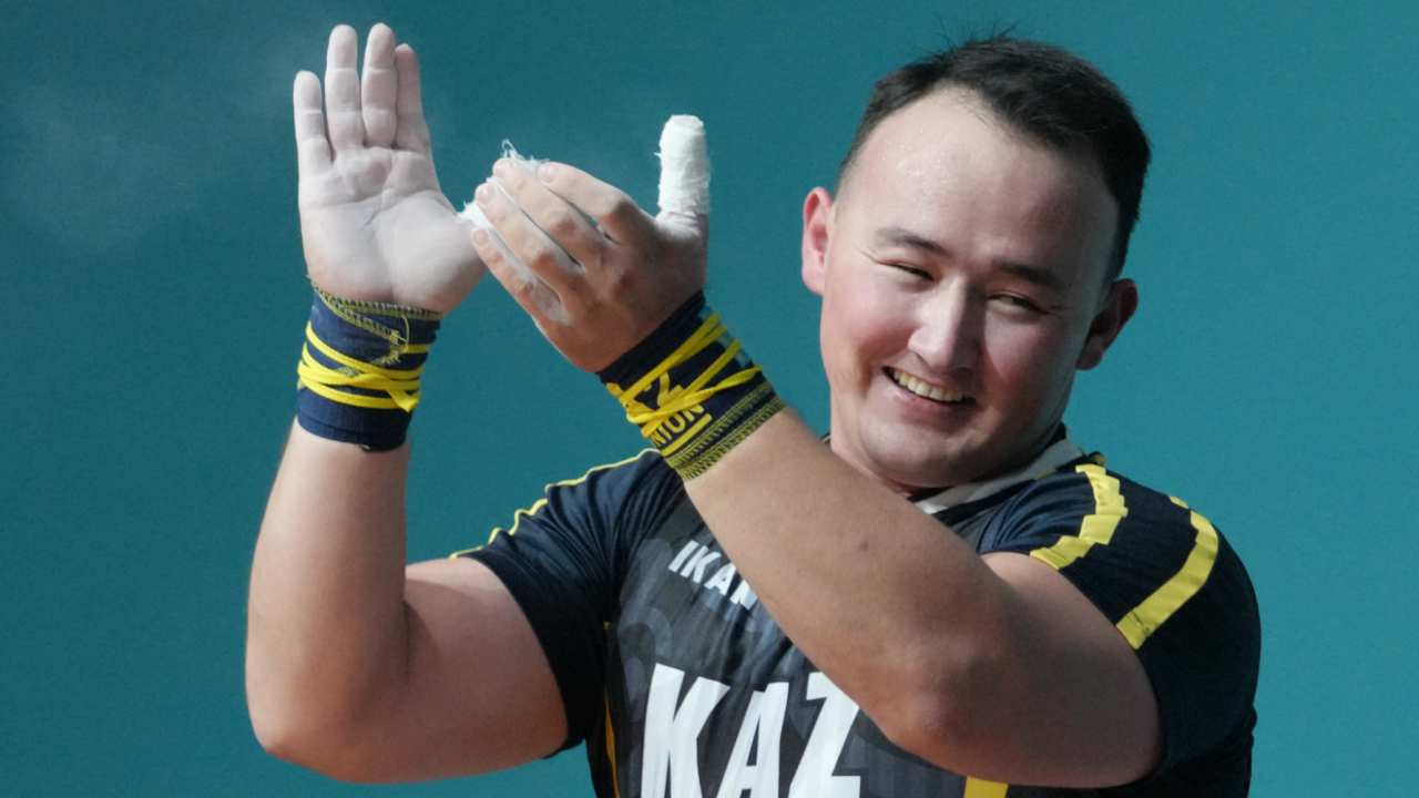 Казахстанский тяжелоатлет взял сразу три золота! Опередил даже мирового рекордсмена 