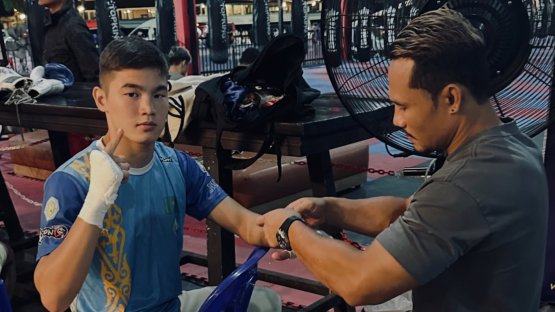 17-летний казах выиграл титульный бой по тайскому боксу