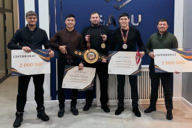 Жусупов и Аккалыков получили квартиры за ЧМ по боксу