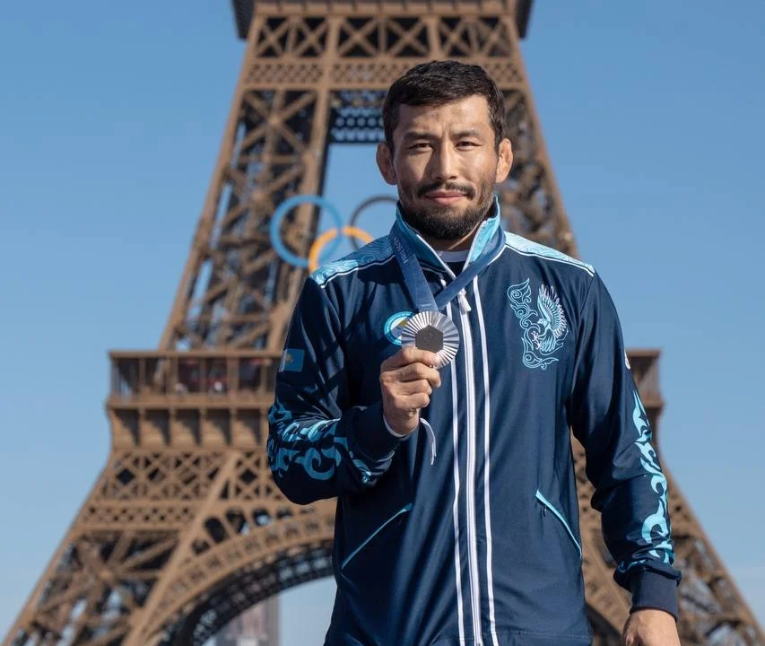 У казахстанского спорта теперь есть легендарный танец! Вице-чемпион Олимпиады передал привет тренеру - он не мог поехать в Париж