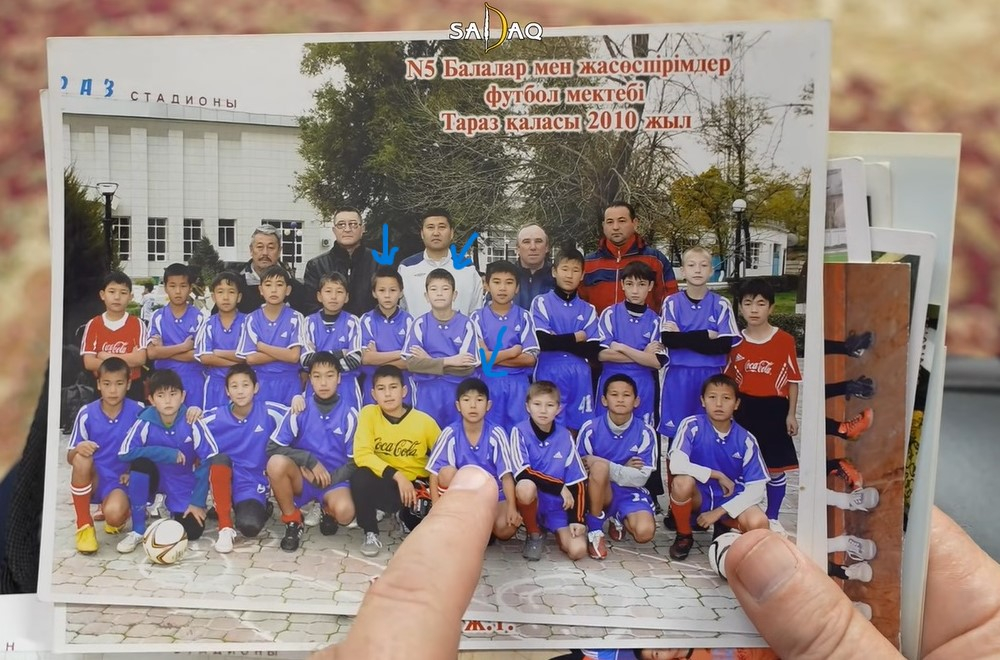 Динмухаммед Караман, Даурен Жумат и Адилет Омарбек. Фото: скриншот Youtube Sadaq Media Динмухаммед Караман, Даурен Жумат и Адилет Омарбек. Фото: скриншот Youtube Sadaq Media